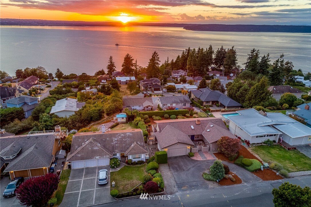 Property Photo:  6102 Bayview Drive NE  WA 98422 