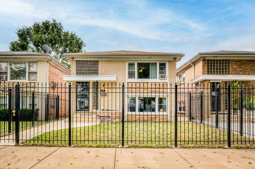 Property Photo:  2116 N Menard Avenue  IL 60639 