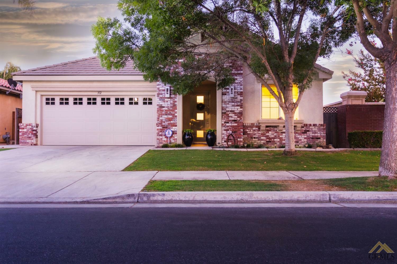 Property Photo:  302 Hollyhill Drive  CA 93312 