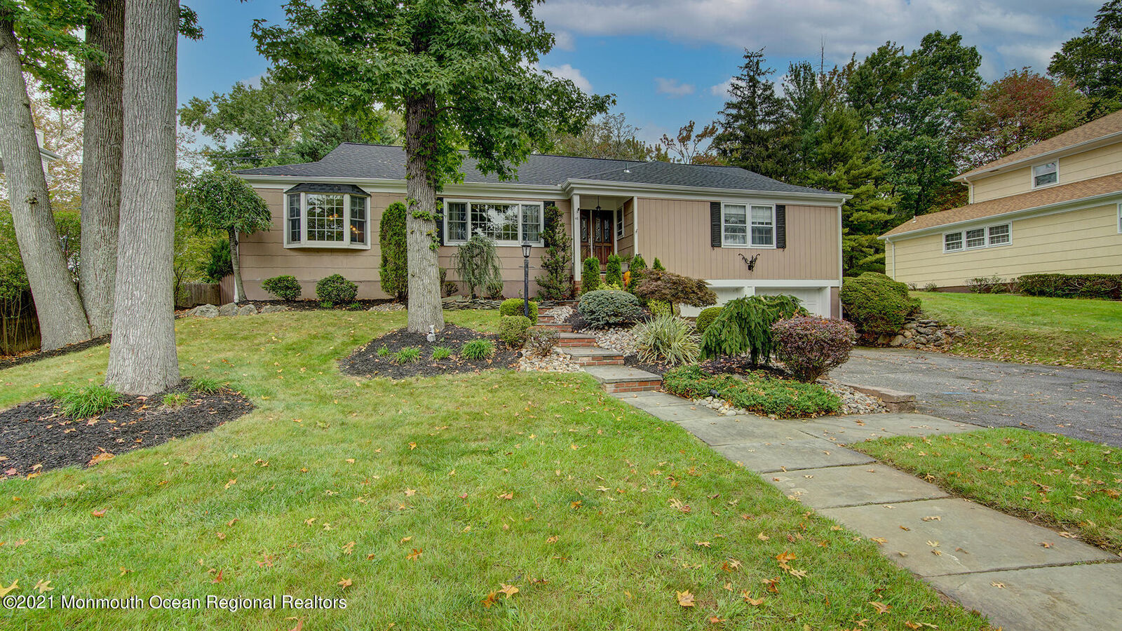 Property Photo:  48 Stirling Court  NJ 08840 