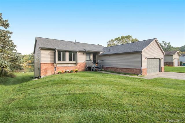 Property Photo:  686 Oak Ridge Drive  MI 48116 