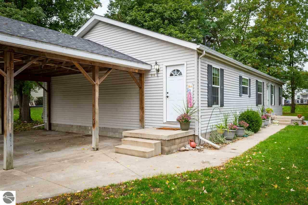 Property Photo:  914 Fessenden Avenue  MI 48858 