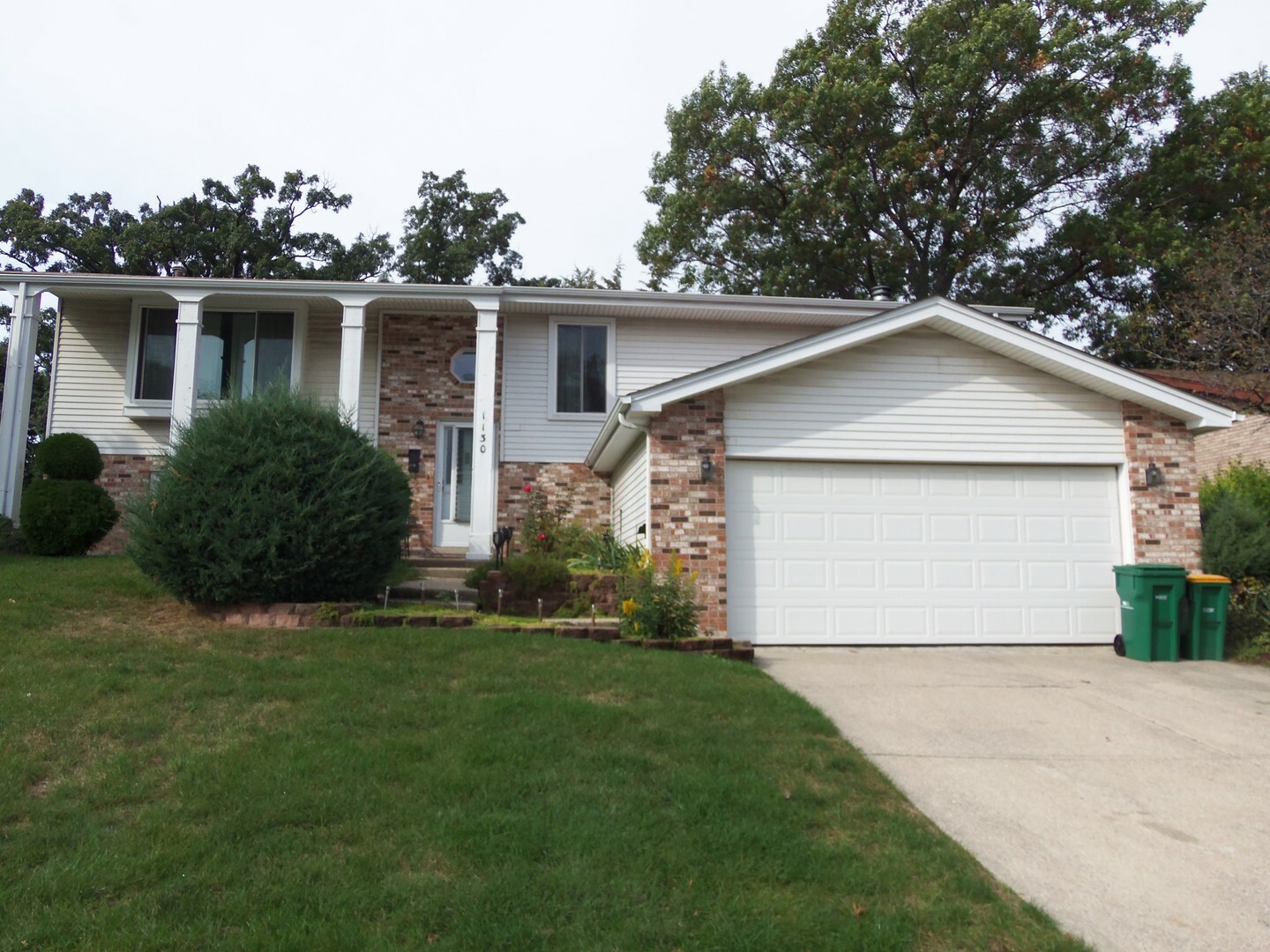 Property Photo: 1130 Glenys Drive IL 60439