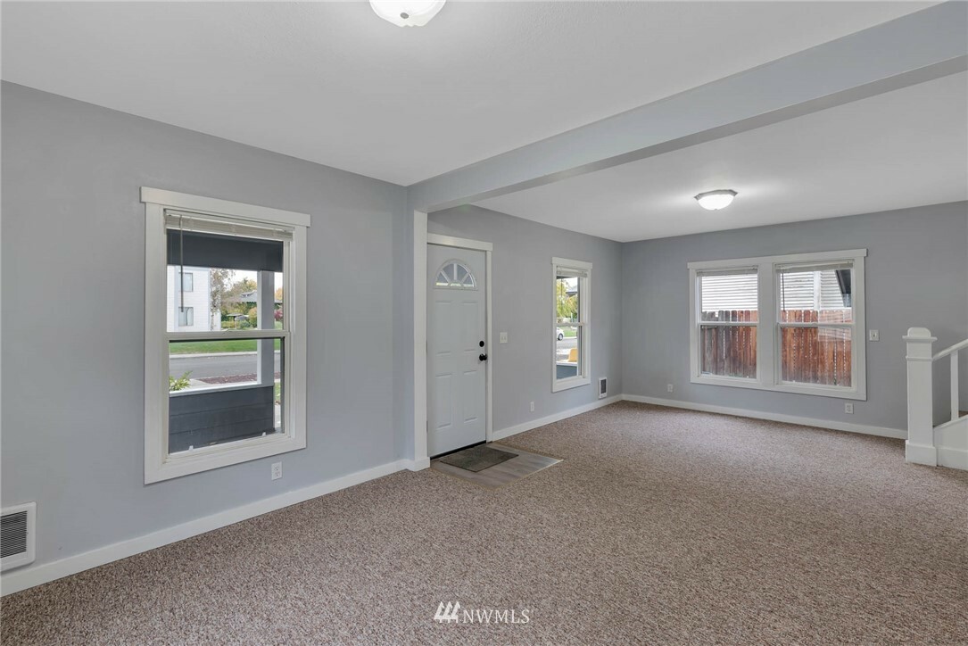 Property Photo:  611 King Street  WA 98801 