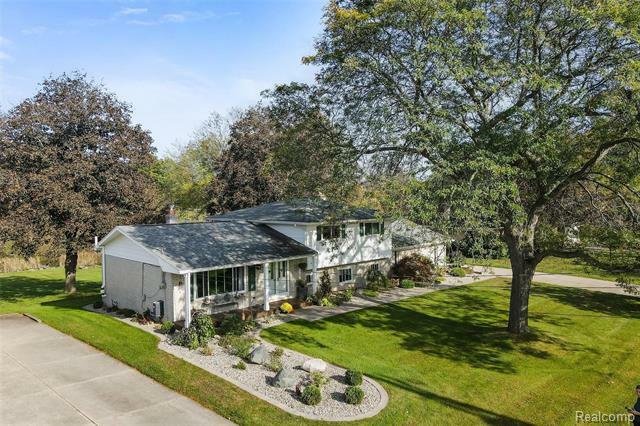 Property Photo: 693 Tanview Drive MI 48371