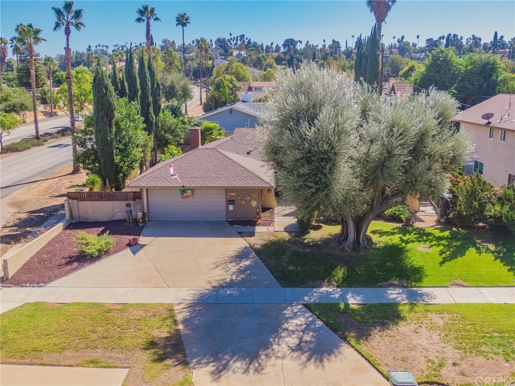 Property Photo:  430 E Palm Avenue  CA 92373 