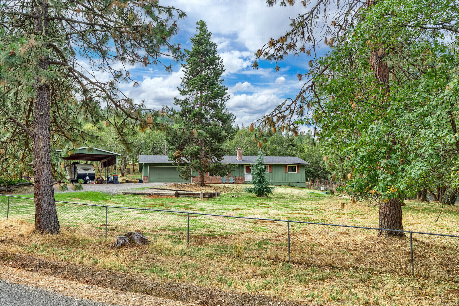 Property Photo:  200 Andesite Drive  OR 97530 