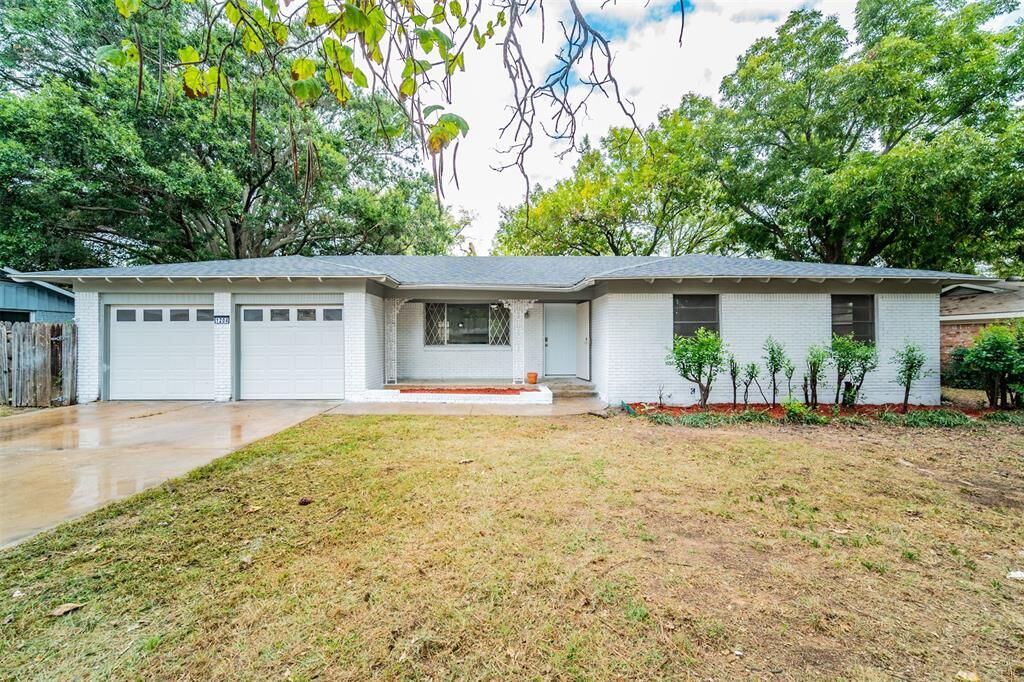 Property Photo:  1204 Hurstview Drive  TX 76053 