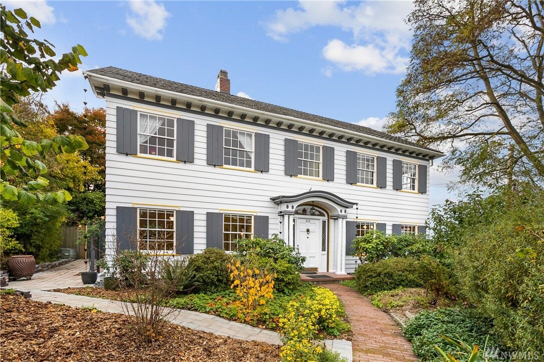 Property Photo:  619 Laurel Dr  WA 98201 