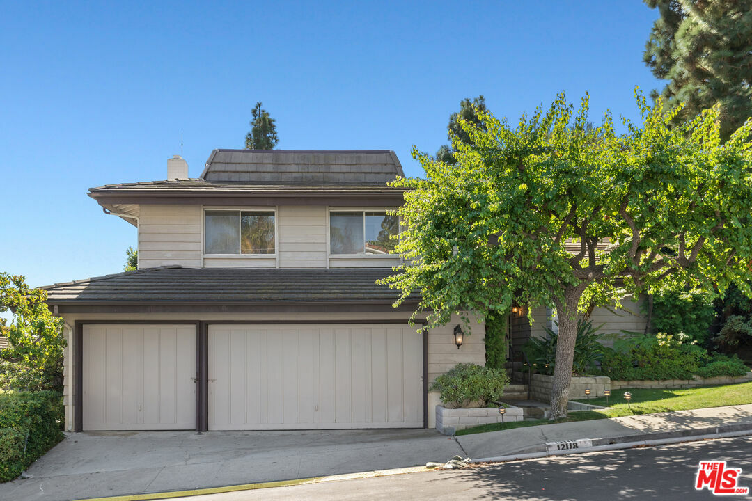Property Photo: 12118 La Casa Ln CA 90049