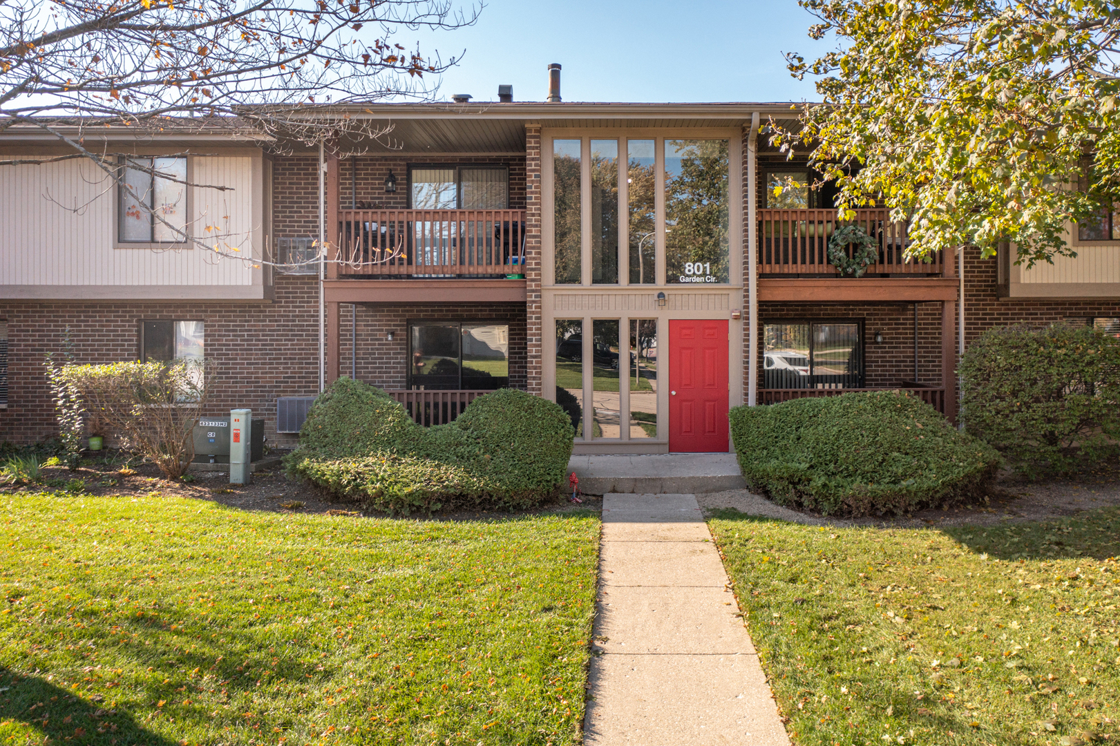 Property Photo: 801 Garden Circle 1 IL 60107