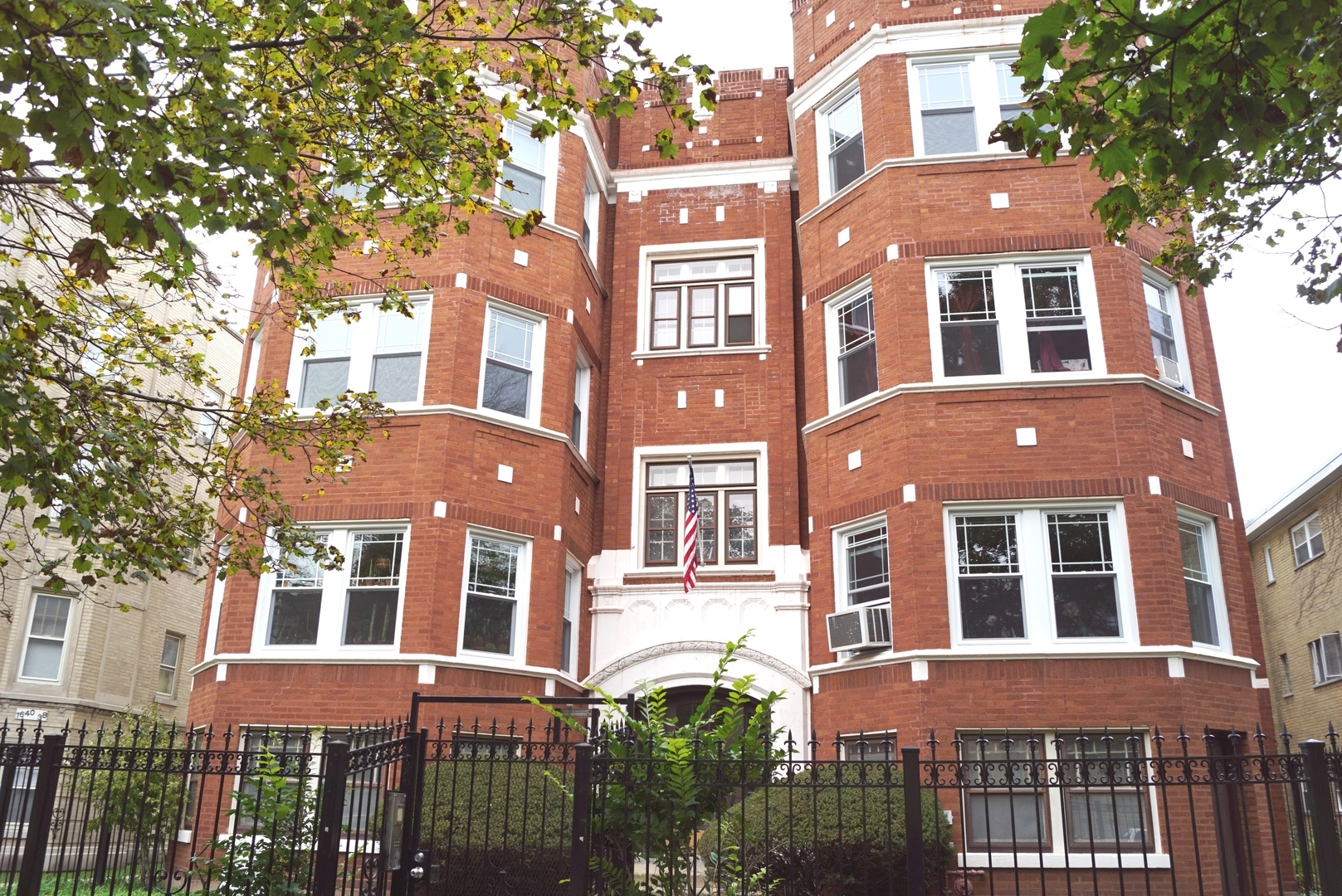Property Photo: 1634 W Chase Avenue 2W IL 60626