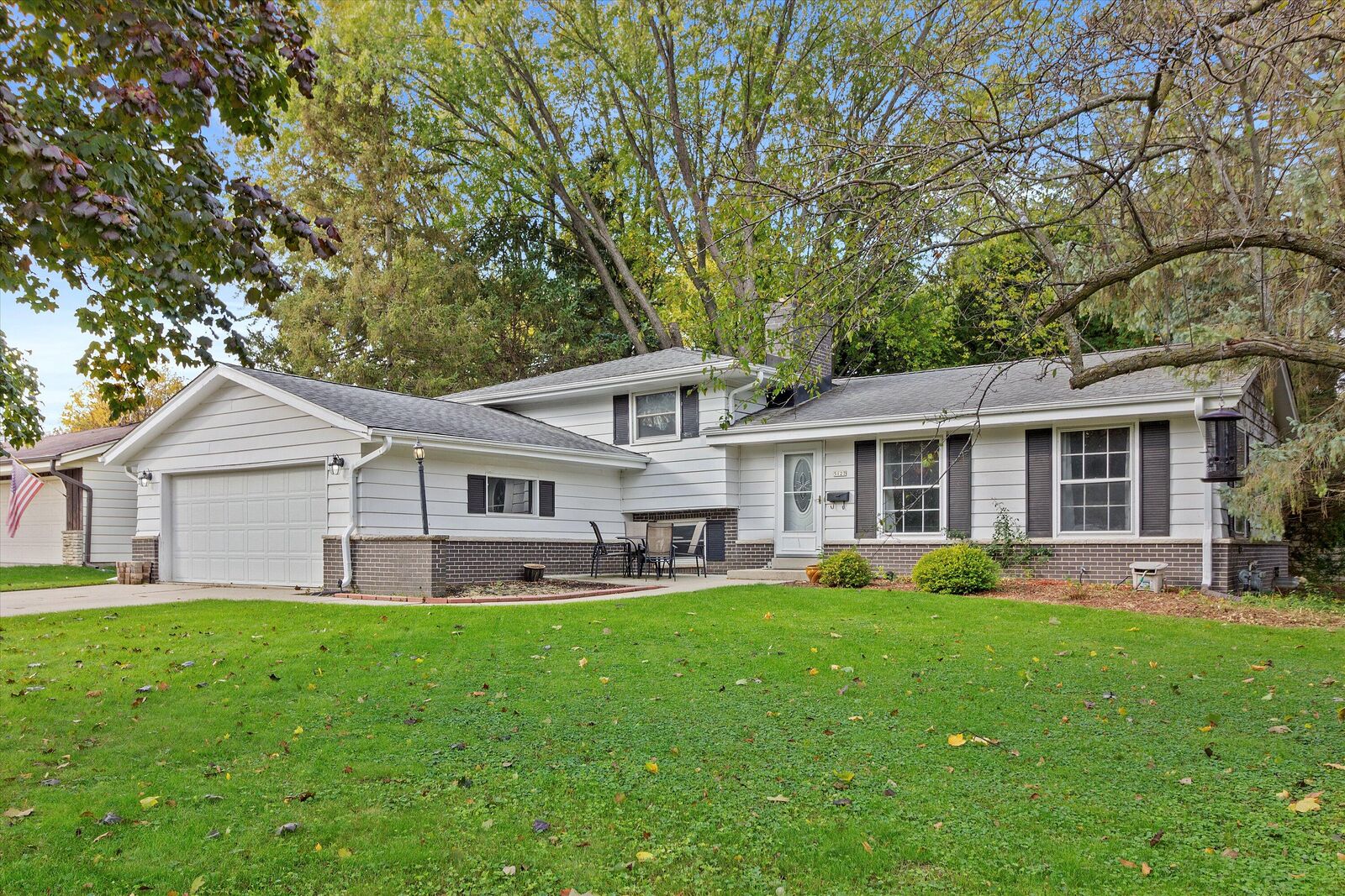 Property Photo:  5127 Russell Ct  WI 53129 