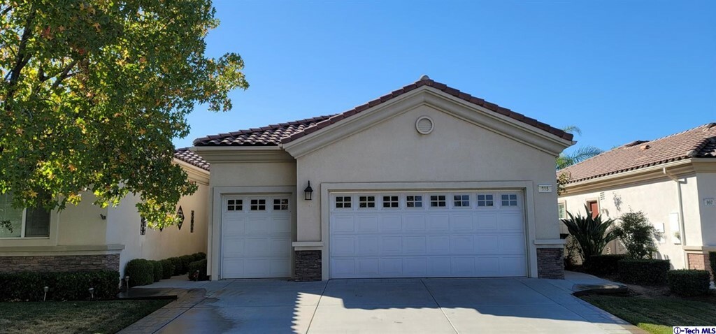 Property Photo:  995 Hidden Oaks Drive  CA 92223 