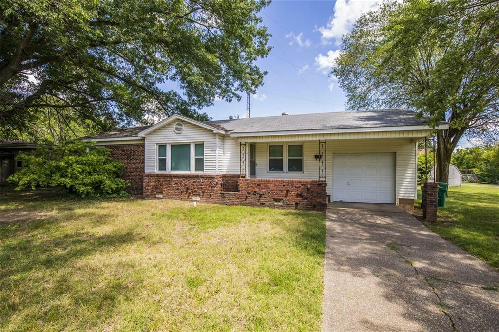 Property Photo:  815 Willow Street  AR 72756 