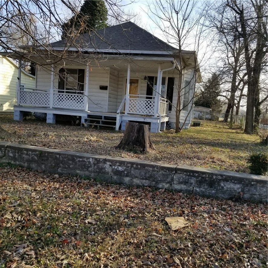 Property Photo:  1039 S Arkansas Street  AR 72756 