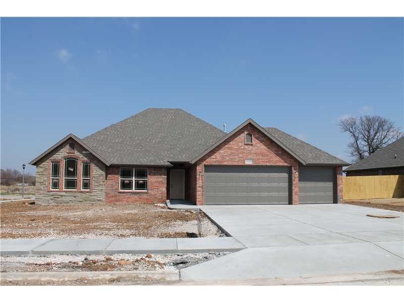 Property Photo:  2005 W Brooks Place  AR 72758 