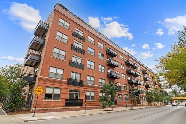Property Photo:  1735 W Diversey Parkway 205  IL 60614 