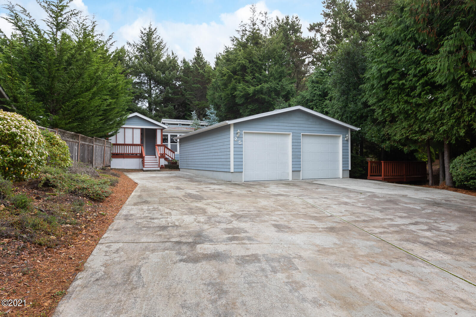 Property Photo: 25 Seagrove Loop OR 97367