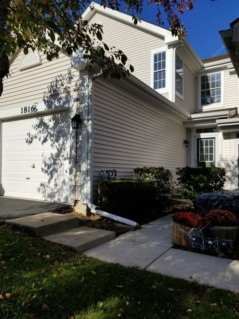 Property Photo: 1816 Lucylle Court IL 60174