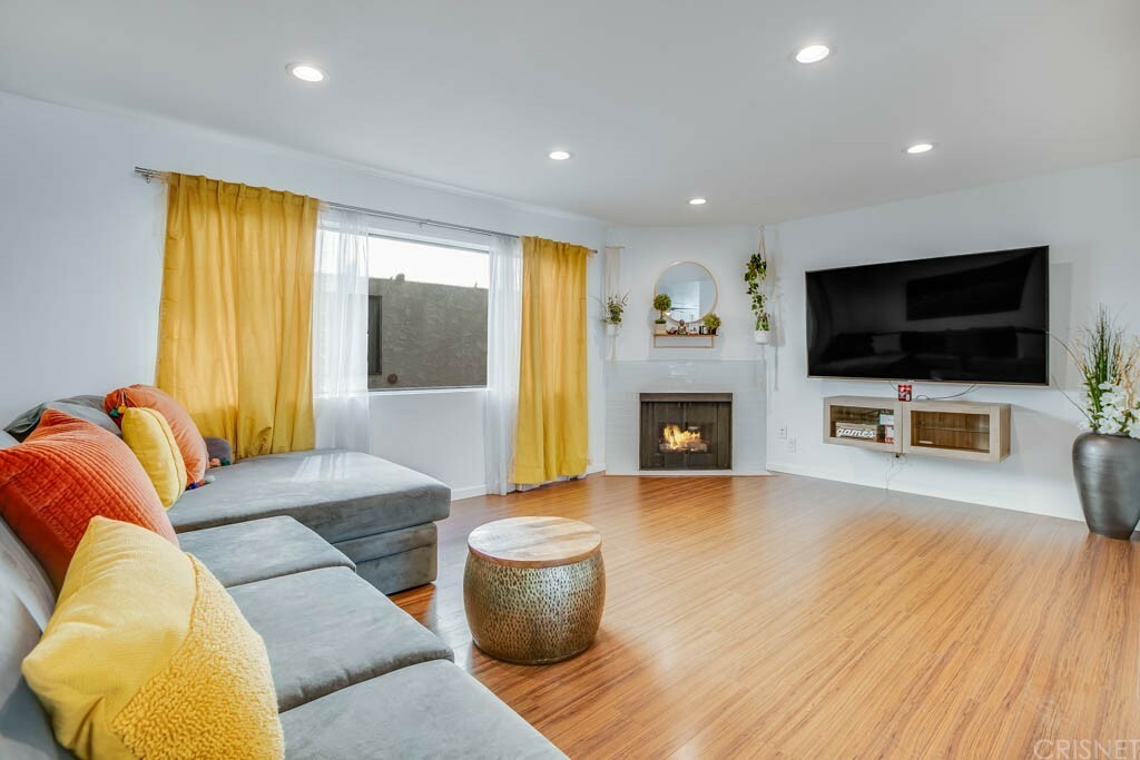 Property Photo:  7409 Woodman Avenue 103  CA 91405 