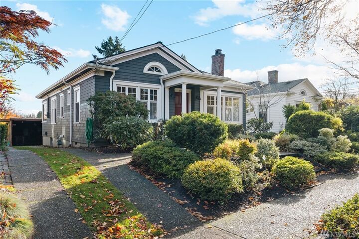 Property Photo: 2506 5th Ave W WA 98119