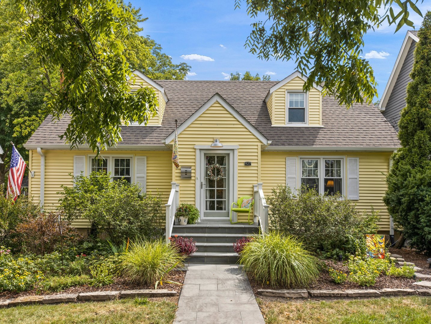 Property Photo:  827 Hillside Avenue  IL 60137 