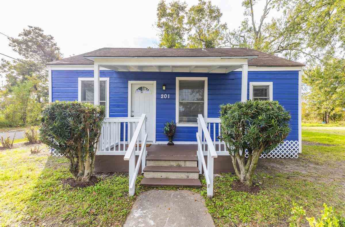 Property Photo:  201 W John Ave  TX 77630 