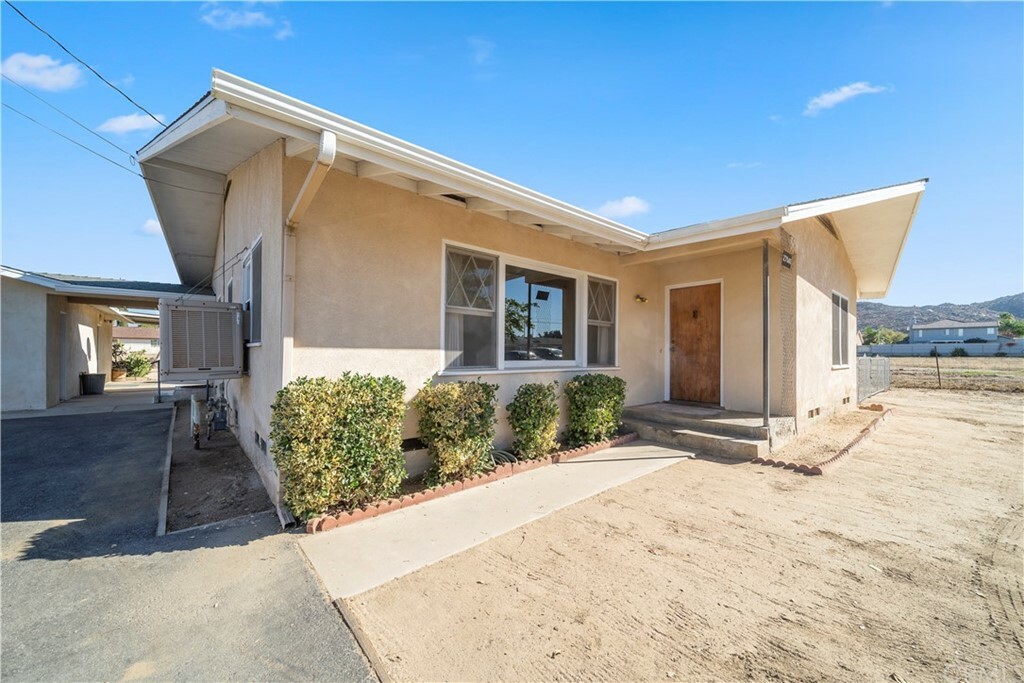 Property Photo:  27040 Santa Fe Street  CA 92543 