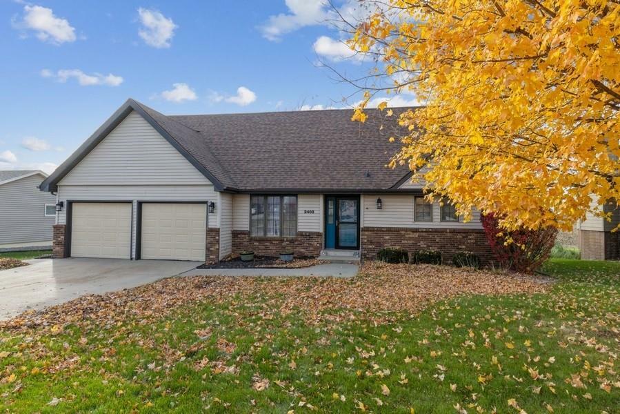 Property Photo:  2403 Ridgeway Avenue  IA 52577 