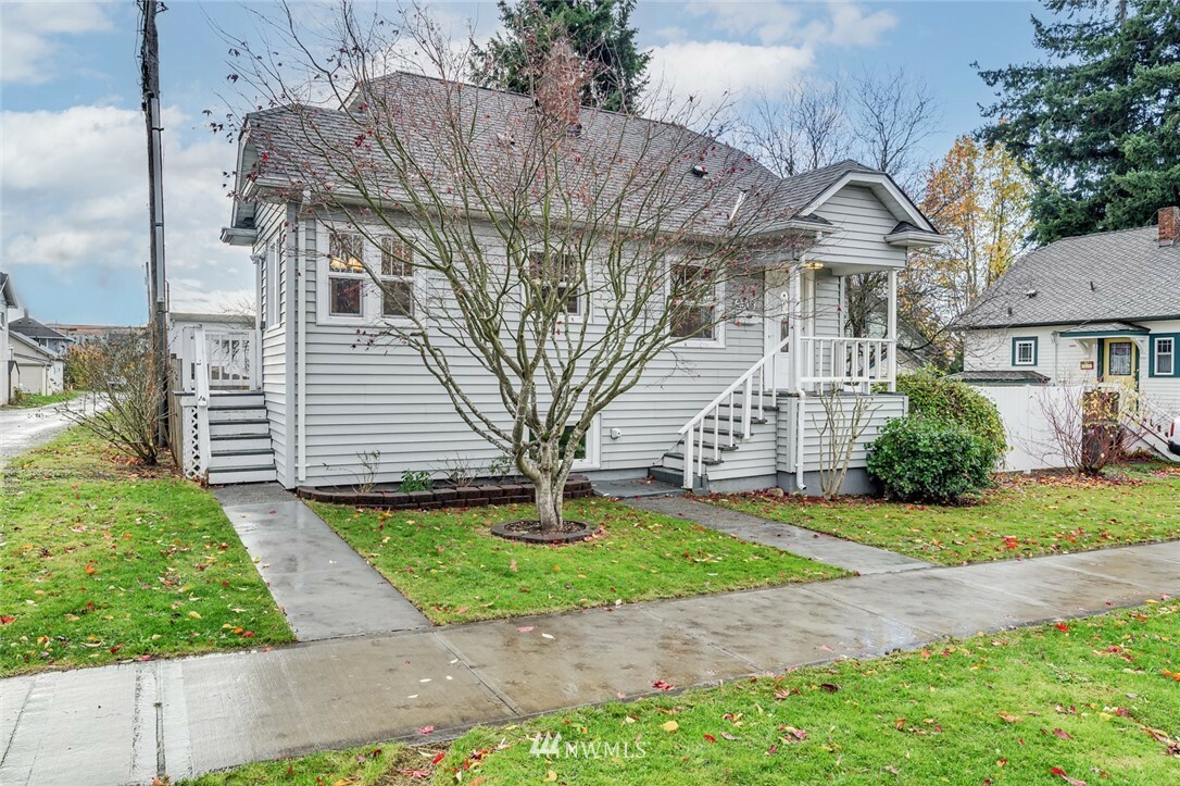 Property Photo:  2308 26th Street  WA 98201 