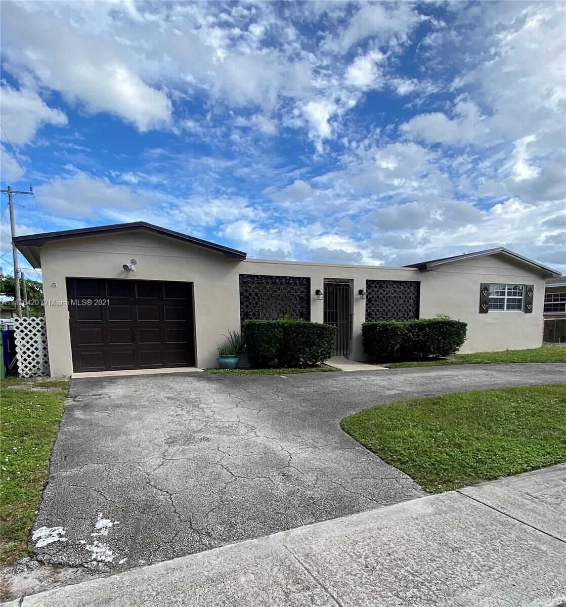 Property Photo: 611 SW 71st Way FL 33023