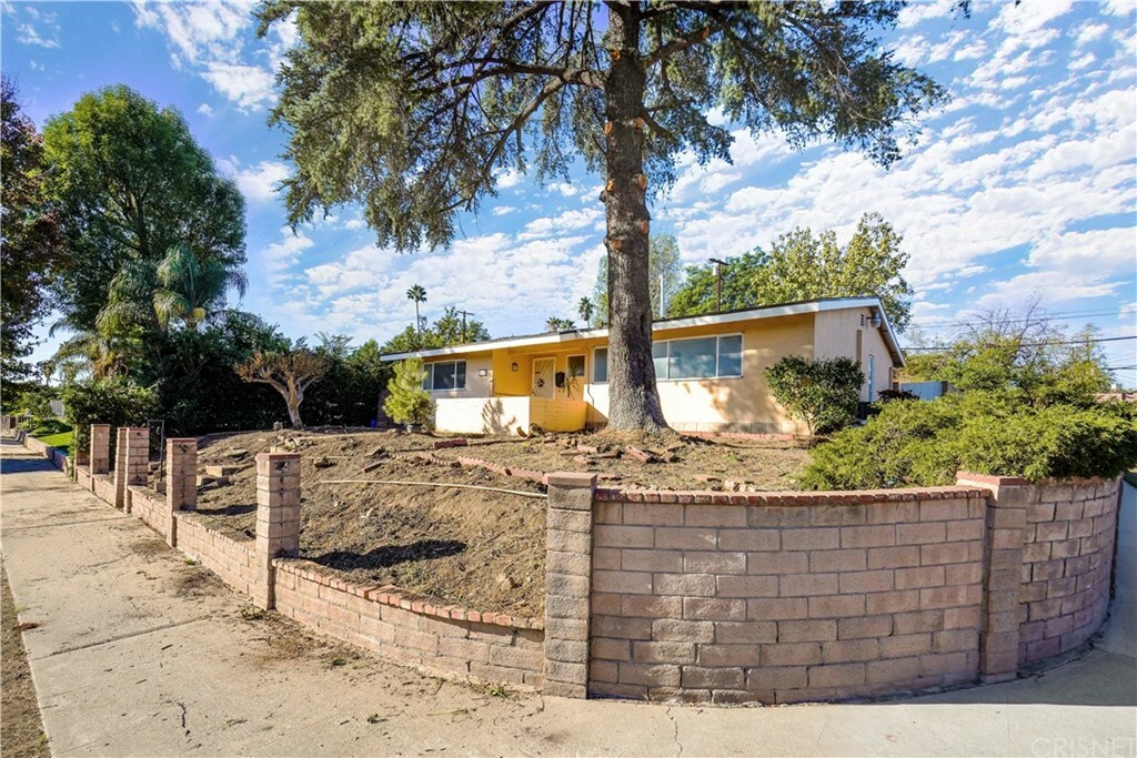 Property Photo:  9661 Hayvenhurst Avenue  CA 91343 