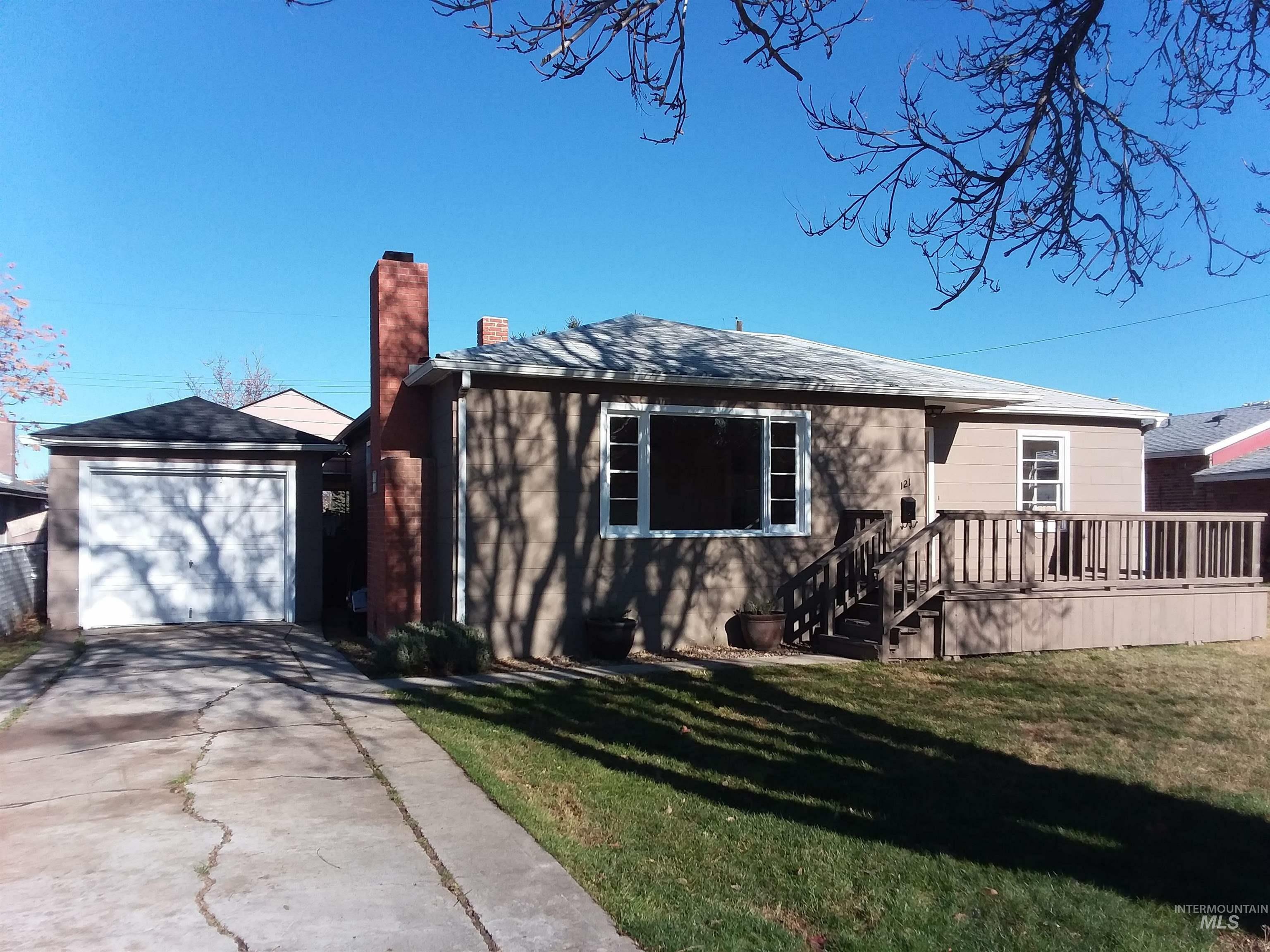 Property Photo:  121 E Ash St  ID 83605 