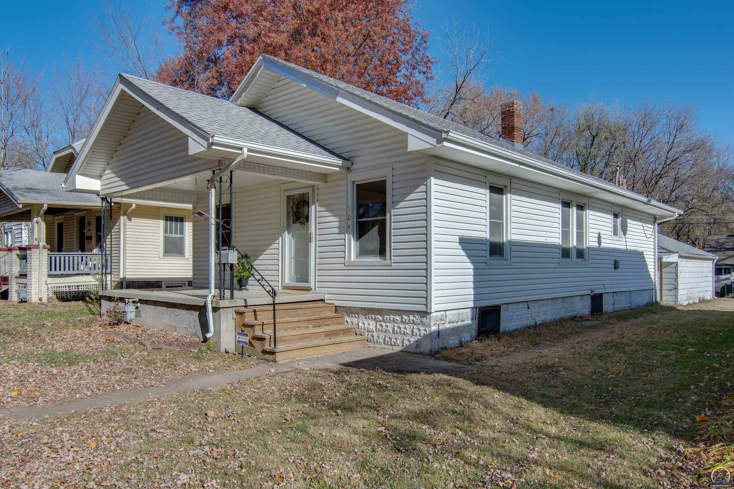 Property Photo:  104 NW Kendall Ave  KS 66606 