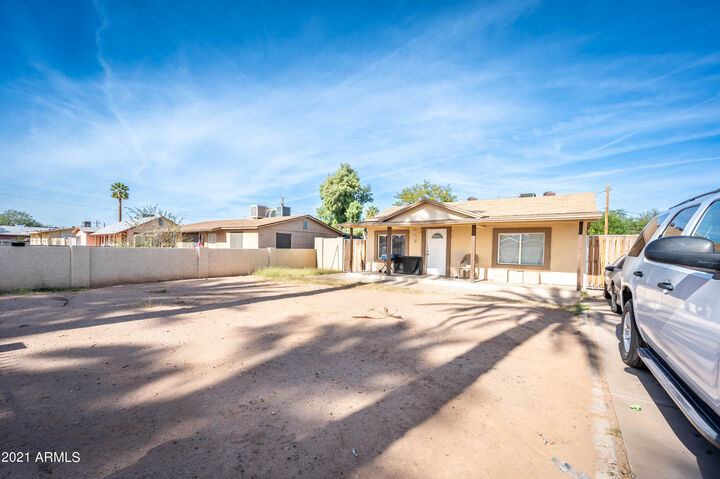 Property Photo:  2910 W Holly Street  AZ 85009
