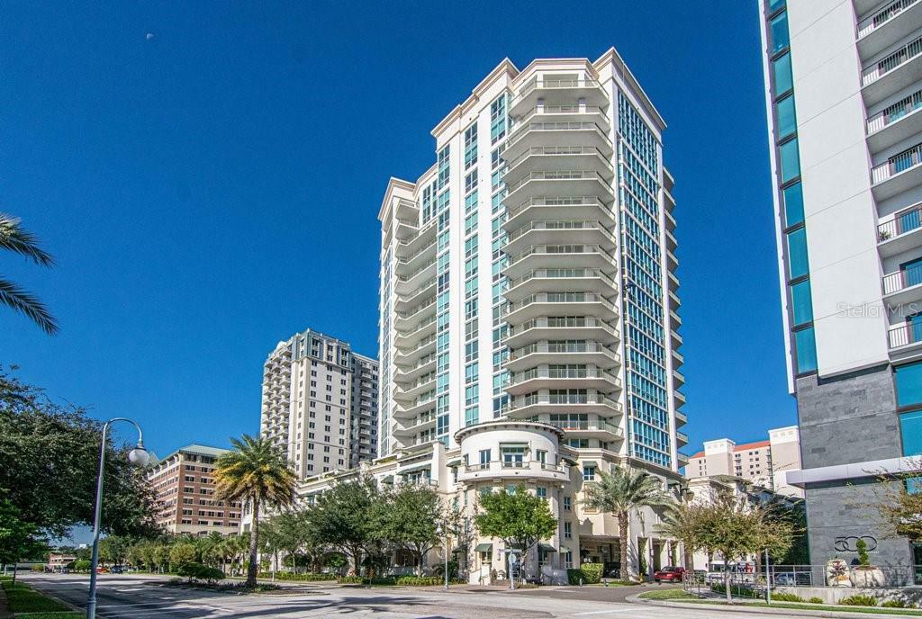 Property Photo:  450 Knights Run Avenue 1003  FL 33602 