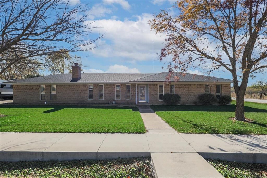 Property Photo:  902 Meadowcreek Street  TX 76249 
