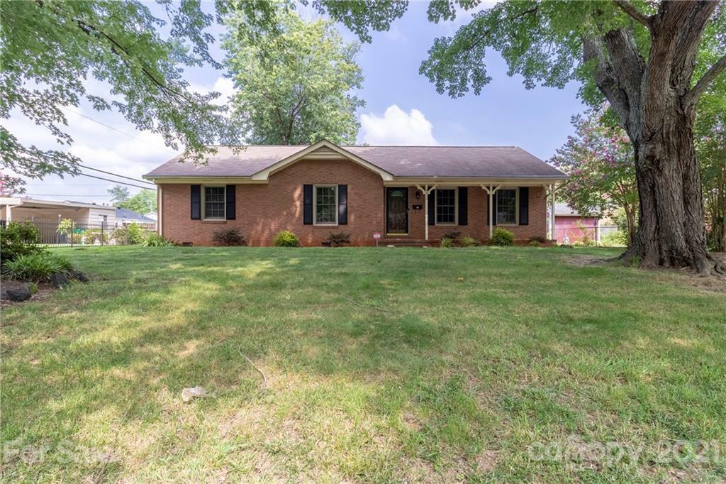Property Photo: 4413 Crestmont Drive NC 28205