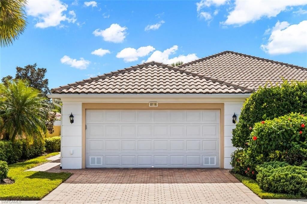 Property Photo: 8116 Xenia Ln FL 34114