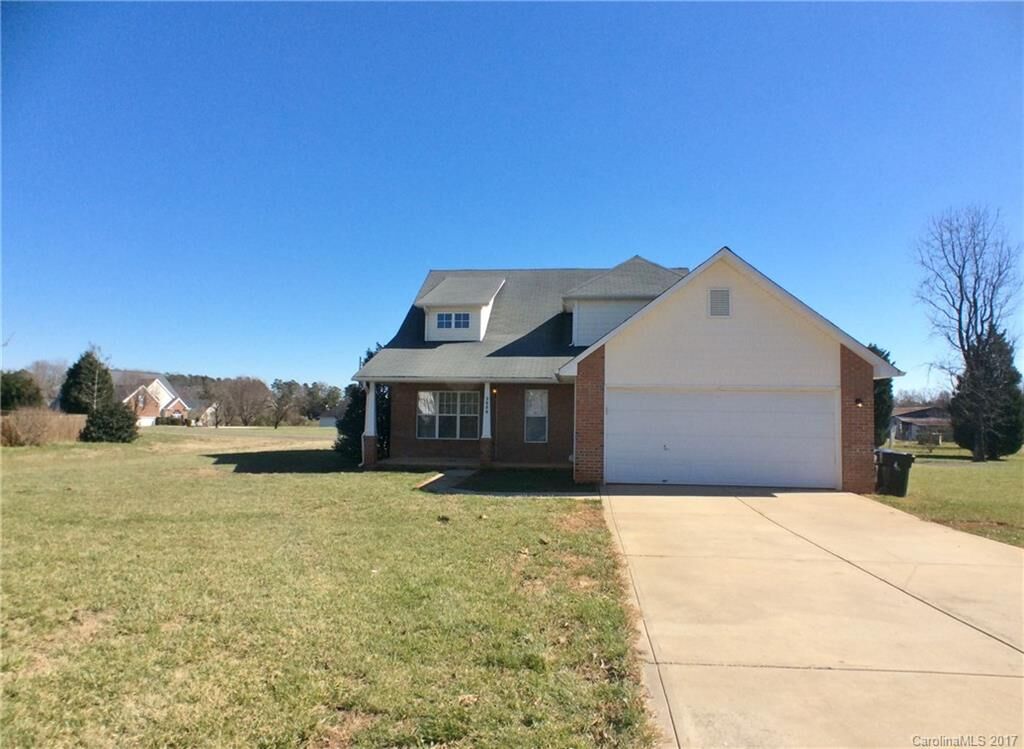 Property Photo: 2800 Thornburg Court NC 28110