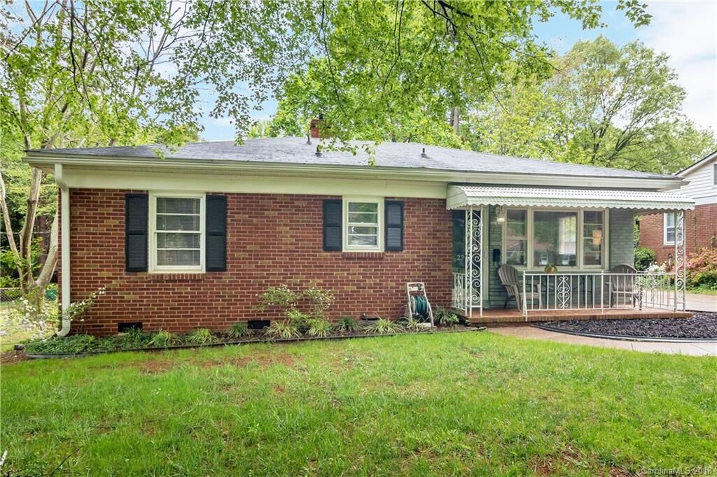 Property Photo: 2221 Markham Court NC 28205
