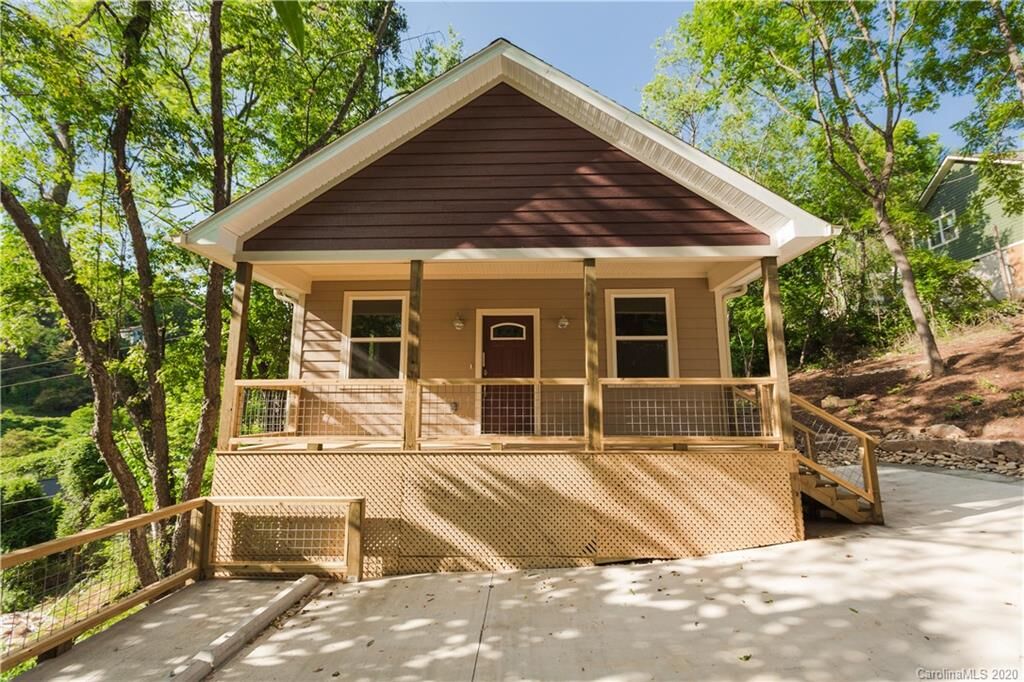 Property Photo: 8 Rosecrest Court NC 28804