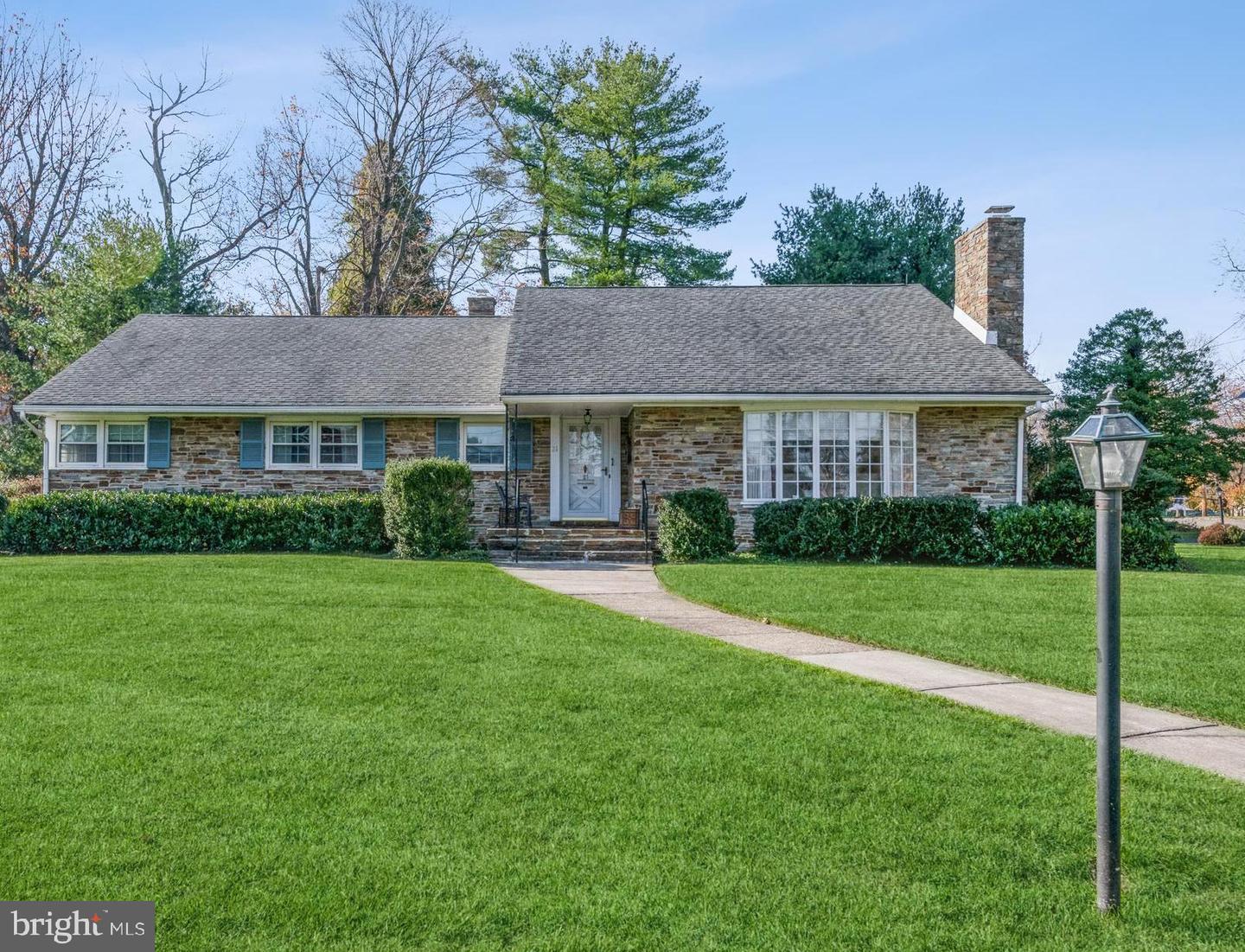 Property Photo:  21 Woodhampton Drive  NJ 08638 