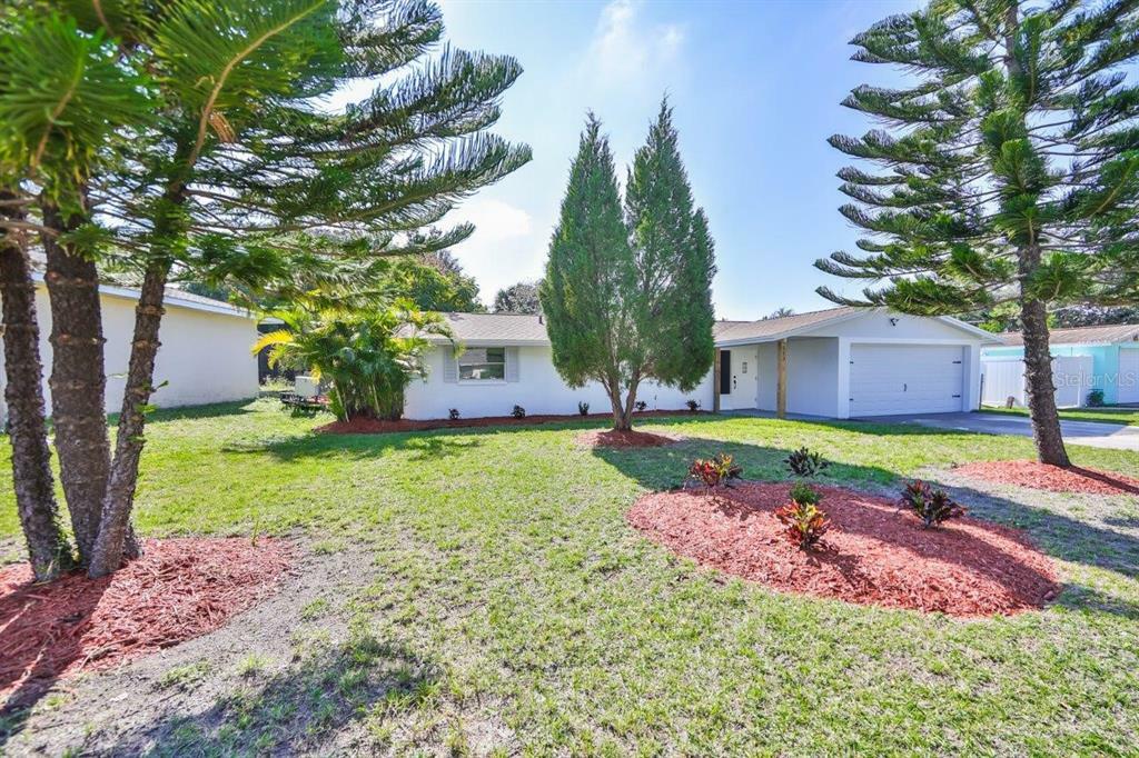 Property Photo:  512 Flamingo Drive  FL 33572 