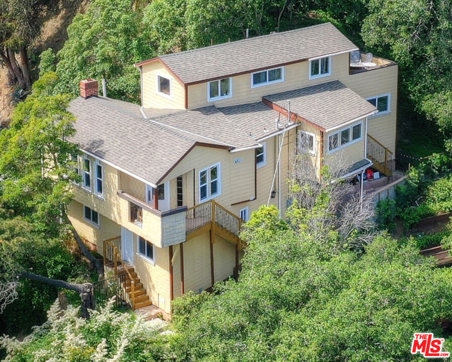 Property Photo:  8839 Lookout Mountain Ave  CA 90046 