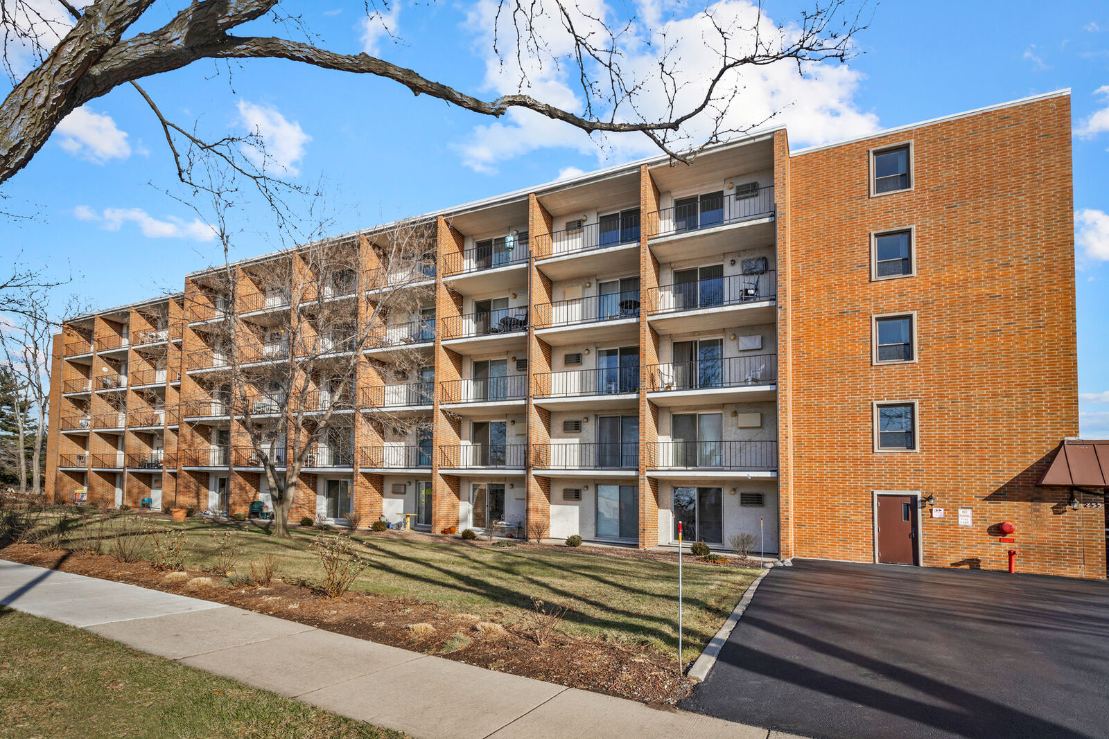 Property Photo: 255 S West Avenue 405 IL 60126