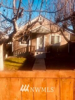 Property Photo:  925 S Chelan Avenue  WA 98801 