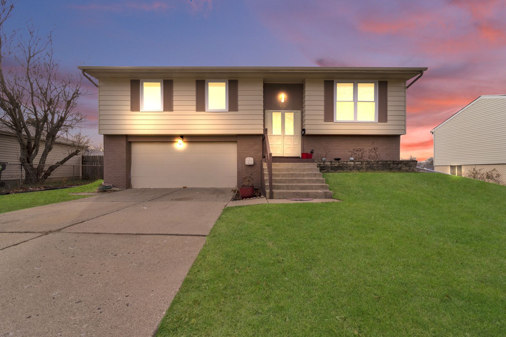 Property Photo: 821 Sunset Circle IL 60107