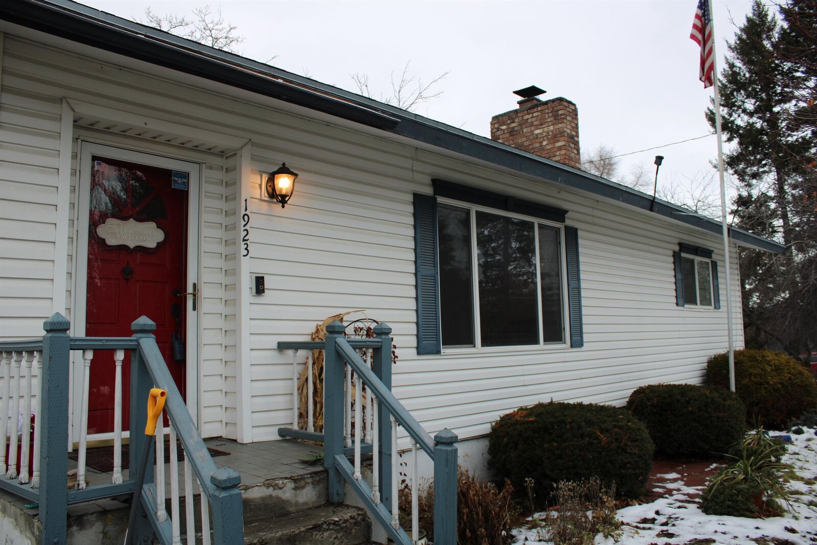 Property Photo: 1923 N Locust Rd WA 99206